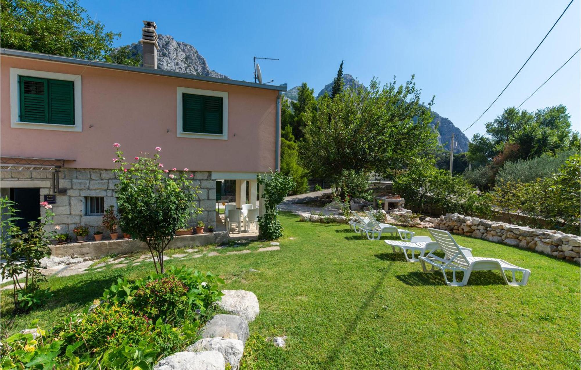 Lovely Apartment In Omis With Kitchen Exterior foto